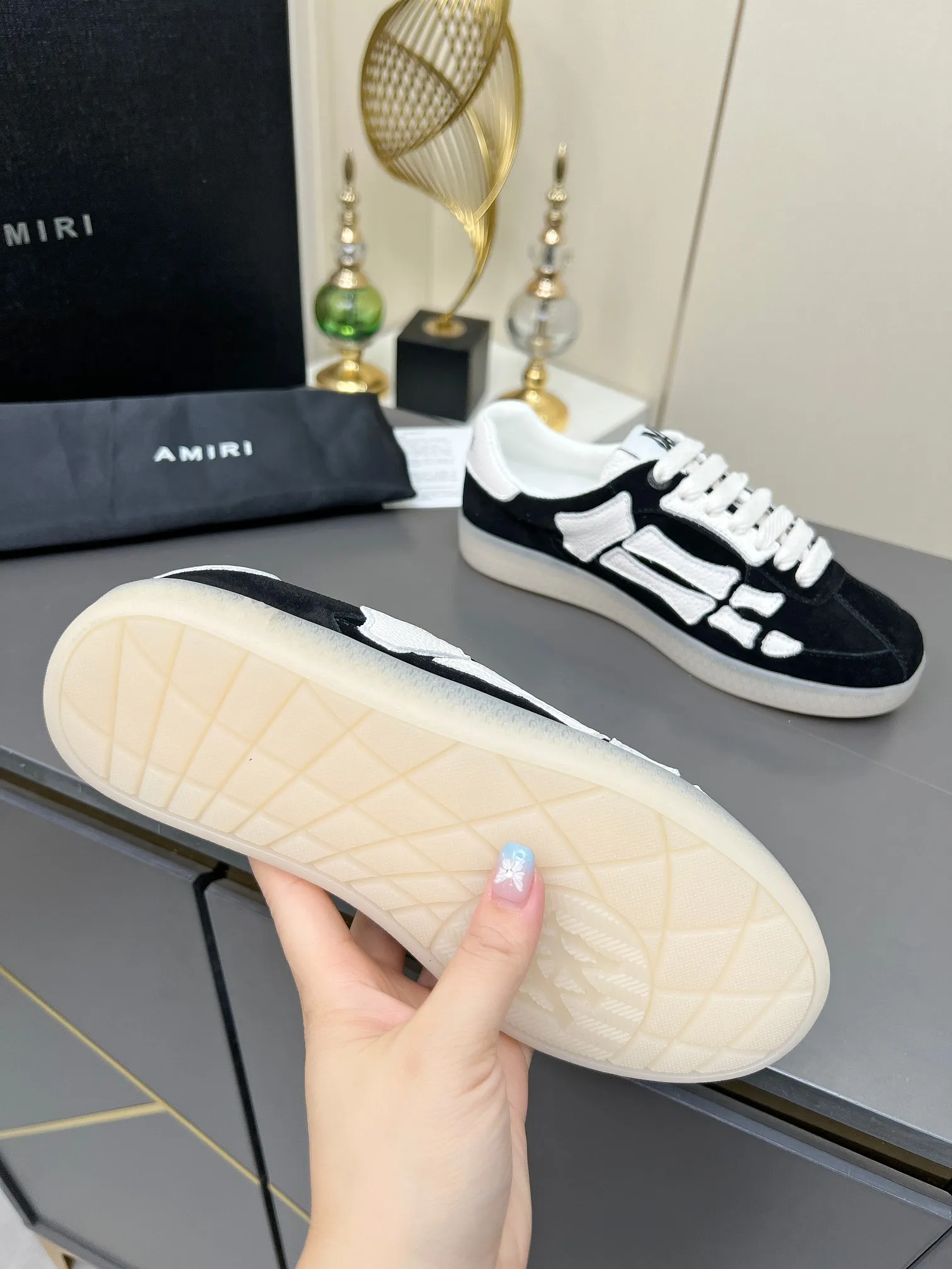 Men's Men's Shoes 💰580 Bone Shoes · AMIRI Skel-Top AMIRI 🔥 launches a new "ThePacific" series of low-top casual sports moral training shoes in the early spring of 2025. This iconic shoe covers men's and women's shoes, drawing inspiration from the brand's classic sports style and elegantly integrating West Coast style. "The Pacific" contrasting five-pointed star series is rooted in Amiri's unique California genes, showing the freedom and leisure atmosphere of the West Coast. This series launches two styles that incorporate the brand's iconic elements: the leather version is made of pure white leather with a same-color sole, and is embellished with star patterns on the side of the shoe, just like the bright starry sky of California. The black and ocean blue colors are shared by men and women, and there is also a red star model exclusive for men and a light pink star model exclusive for women. The suede model is decorated with the brand's classic bone pattern on the side of the shoe. The rubber sole and suede fabric complement each other. The color scheme covers black, chocolate and sand, and is suitable for both men and women. Made of imported cowhide and decorated with bone pieces on the sides of the upper, it is novel and unique and has a good three-dimensional effect! High-density breathable mesh lining + original molded TPU outsole 🙏 Recommended by celebrities, bloggers and internet celebrities, 🚵🏻 an indispensable item for shopping, partying and traveling. One of the most unmissable sneakers in 2025 ✦Color: 10 colors available ✦Size: Women’s size 35--40 ✦Size: Men’s size 39--45